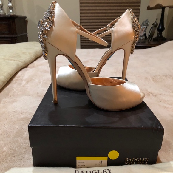Badgley Mischka Ivory Satin Heels - Size 8.5 - Picture 3 of 6